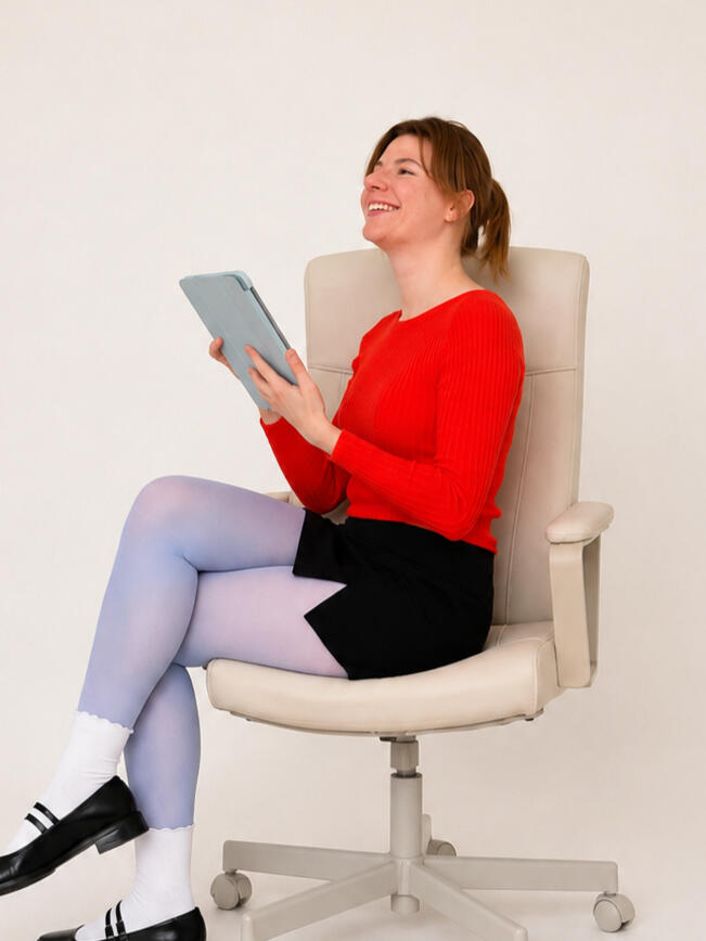 About photo Vika Markouskaya seated with a tablet